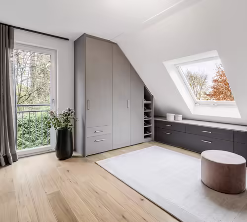 Moderner Dachschrägenschrank von CABINET